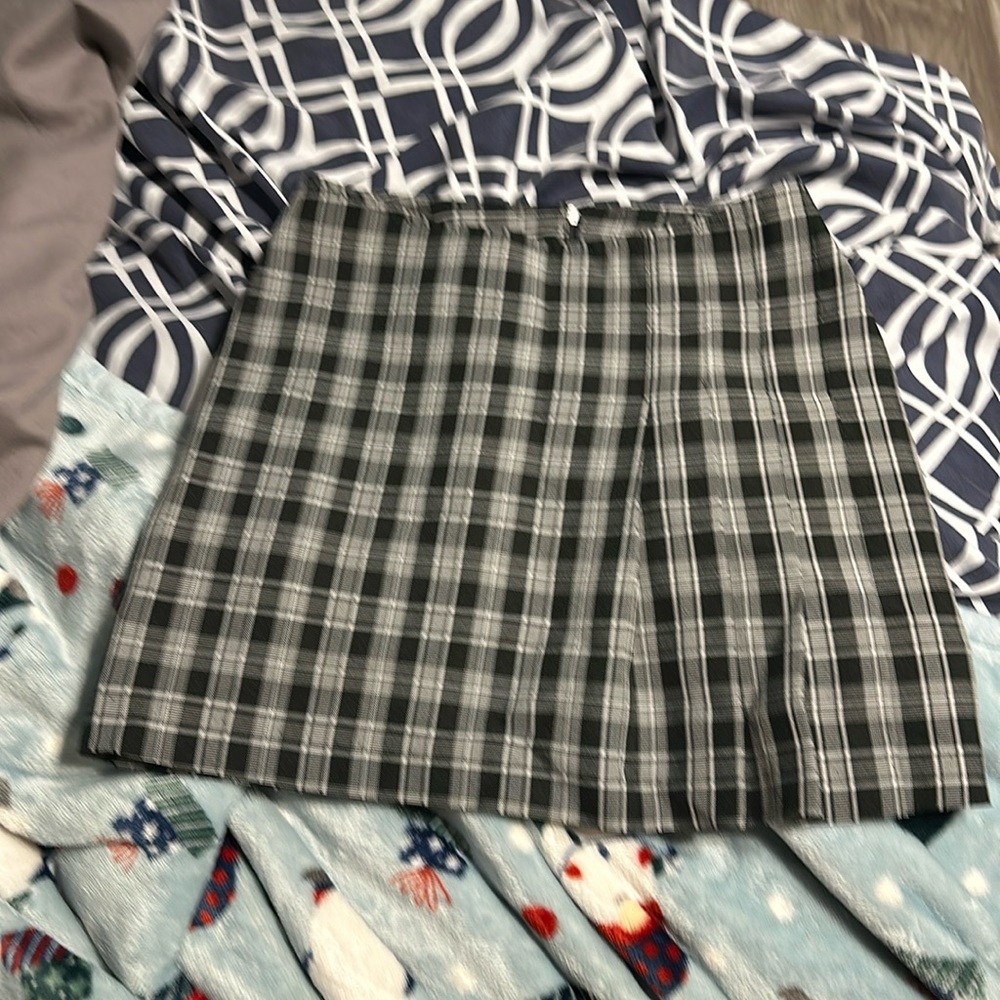 Black and white skirt flair on the left side